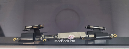 Wymiana skrzydła matrycy MacBook Pro 13” M1/M2 A2338 – Nowe skrzydło z wyświetlaczem Retina + montaż